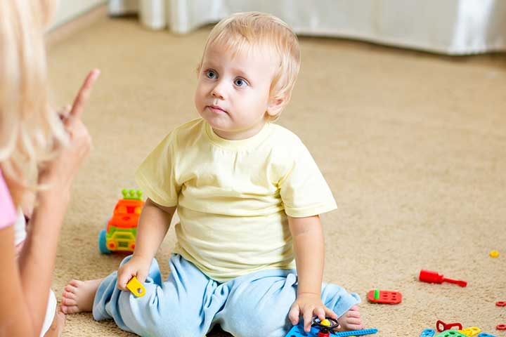 چگونه با کودک رفتار کنیم که به حرف ما گوش کند؟