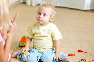 چگونه با کودک رفتار کنیم که به حرف ما گوش کند؟